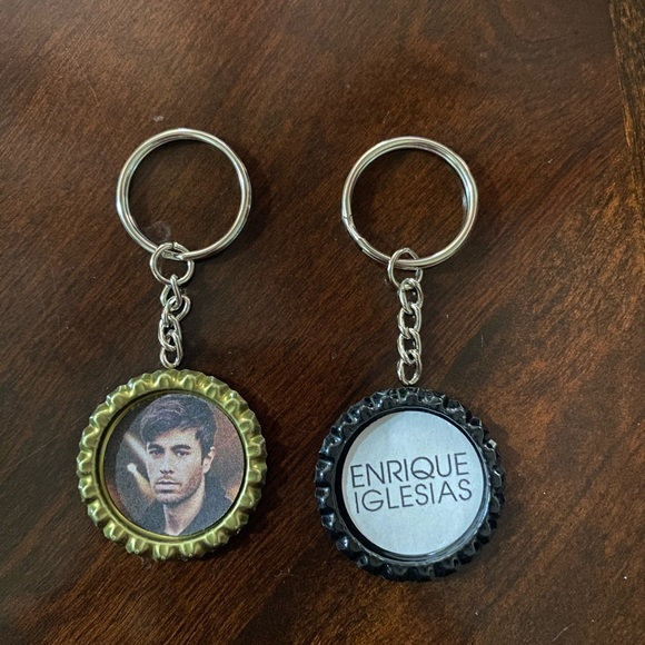 Enrique Iglesias Bottle Cap Keychains - Picture 1 of 1